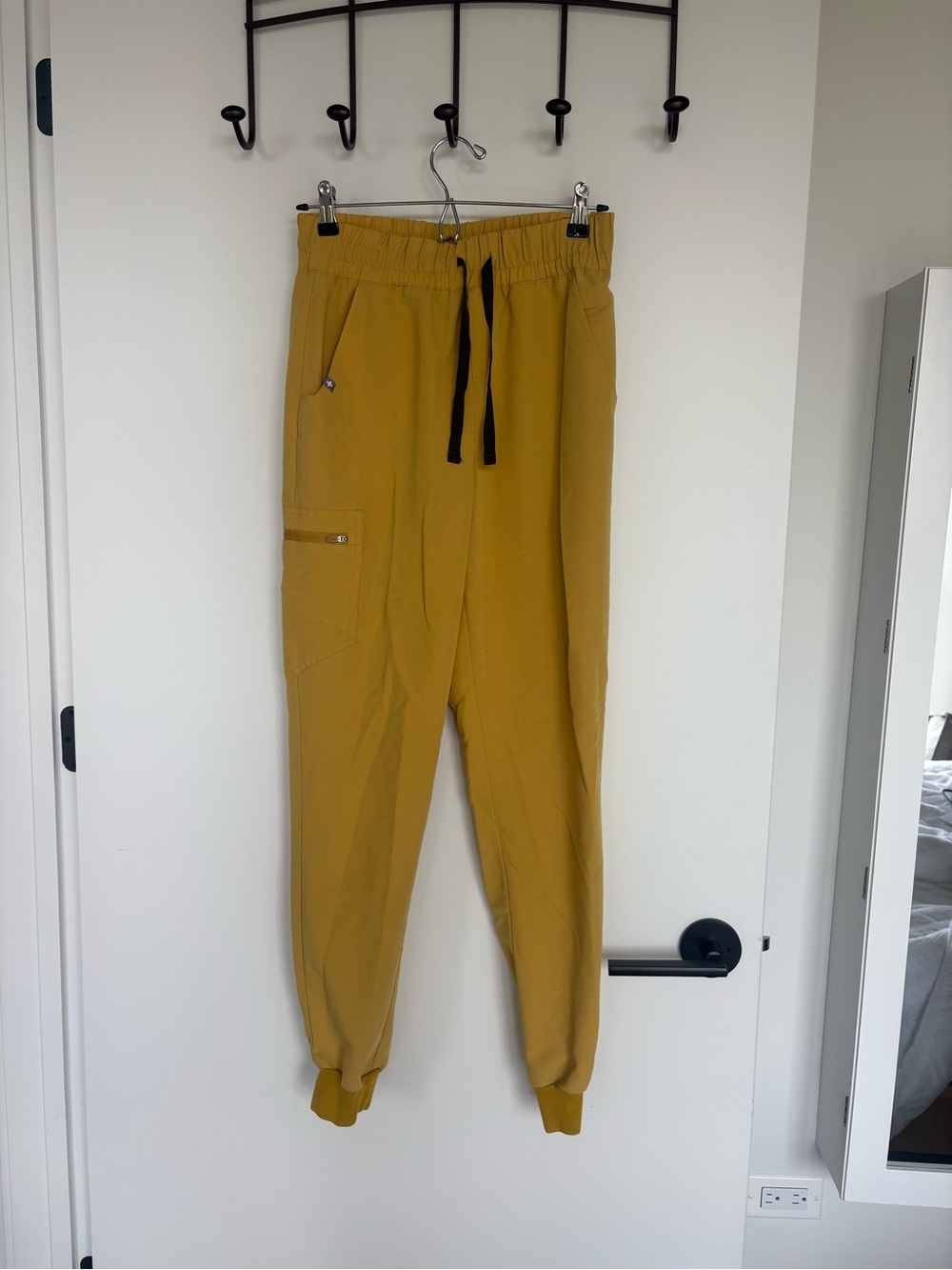 FIGS Women’s Mustard Jogger Pants with Drawstring Waist Size Small/Tall